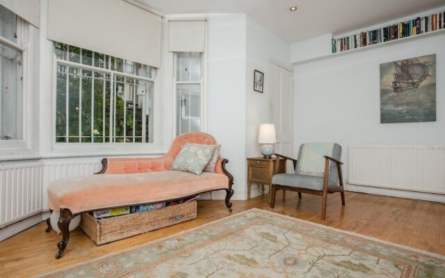Spacious 3 Bedroom House in Clapton