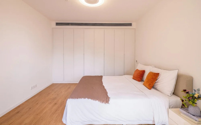 Tyms 4BR 2BA Apt Novel Garden