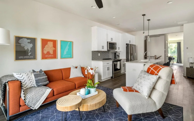 Cheerful Townhome With Garage EAV Local