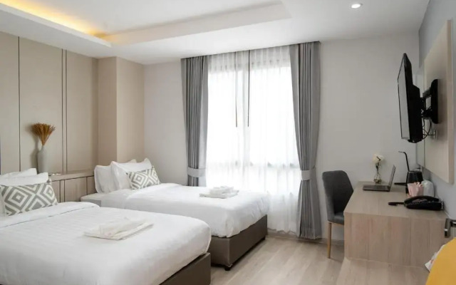 The Riski Hotel at Bangphlat Station