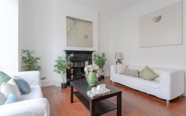 Spacious 4 Bedroom House Close to Tooting Station