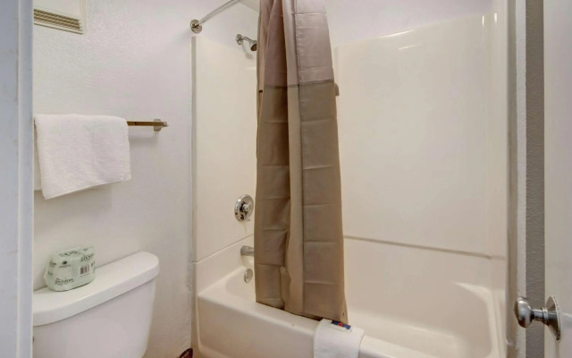 Motel 6 Dallas, TX - Forest Lane
