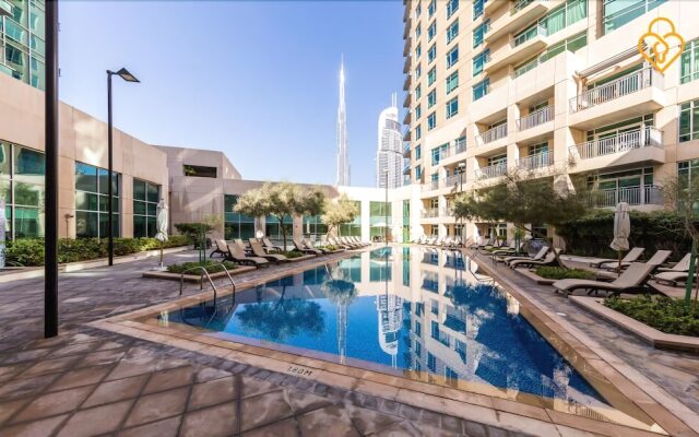 Luton Vacation Home Burj Views