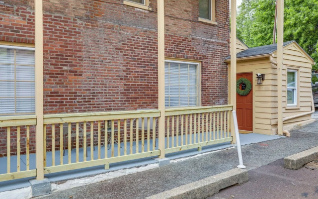 Walk to Restaurants & Shops: Apt in Pennsylvania!