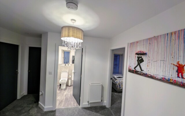 Charming 4-bed House in Newport
