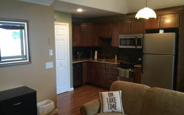 Lakefront Luxury Studio Condo With Free Dock