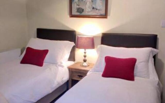 Cotswolds Valleys Accommodation - Medieval Hall - Exclusive use character three bedroom holiday apartment