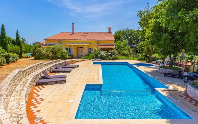 Modern Apartment in Pula With Swimming Pool