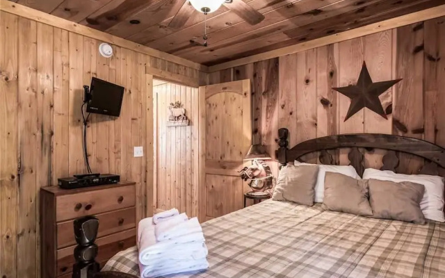 Chestnut Lodge - Four Bedroom Cabin with Hot Tub
