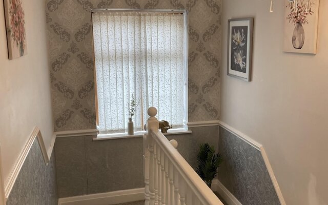 Beautiful 5-bed House in Walsall