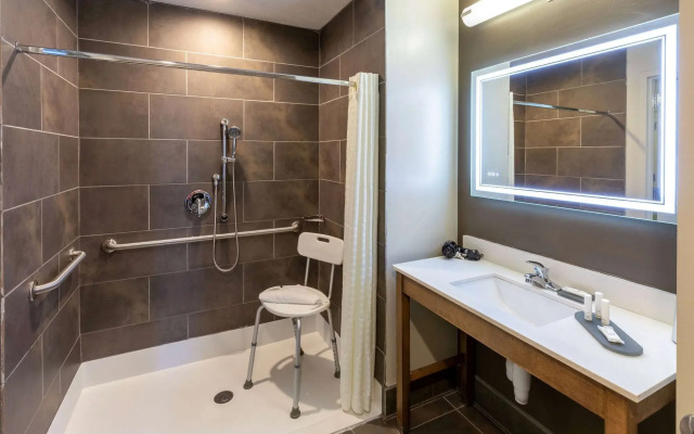La Quinta Inn and Suites by Wyndham Tulsa Downtown - Route 66