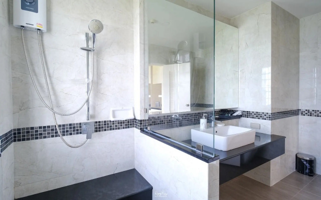 Seastar Hotel And Service Apartment