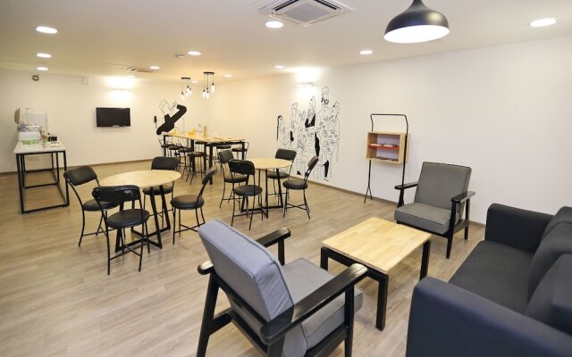 OYO Flagship HUDA City Centre
