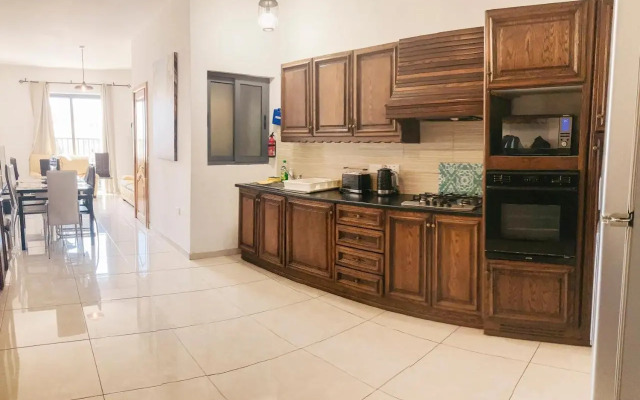 XL Central Home - Sleeps 10 people