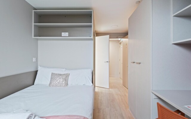 Amazing Location! 6BR Liverpool Apt Sleeps 6