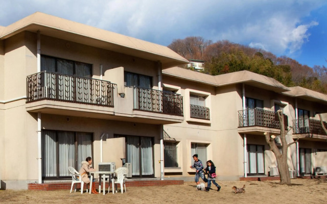 Izu Ippeki lake lakeside terrace