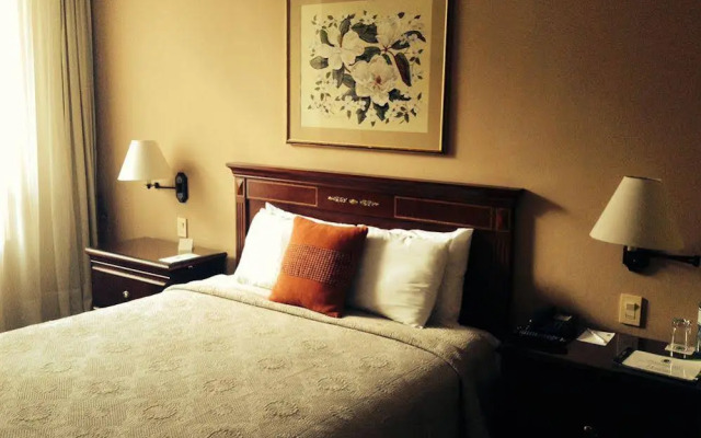 La Colina Suites