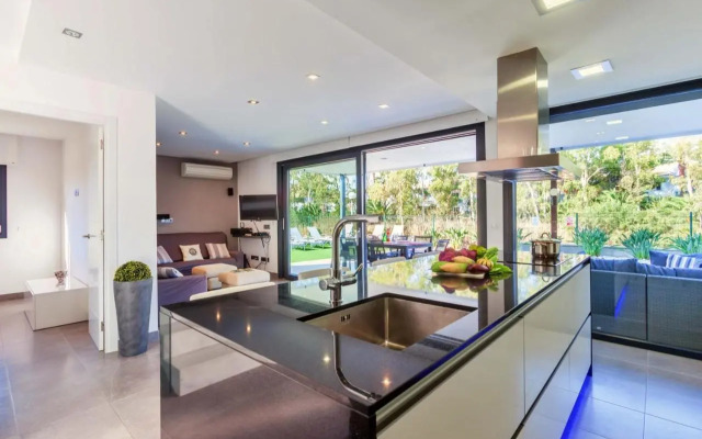 Beach Villa Cosins 1 Mel by Sealand Villas
