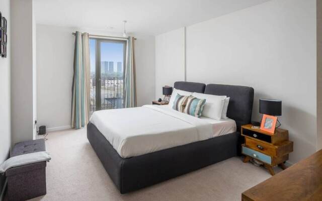 Modern 2bed apt Sleeps 6 W/balcony in Canning Town