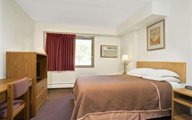 Travelodge by Wyndham Valleyfair Shakopee