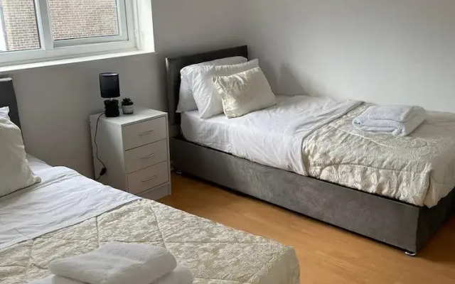 3-bed House - Garden & 30 Mins to Central London