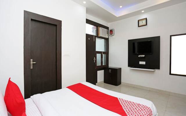 OYO 13576 Hotel Residency