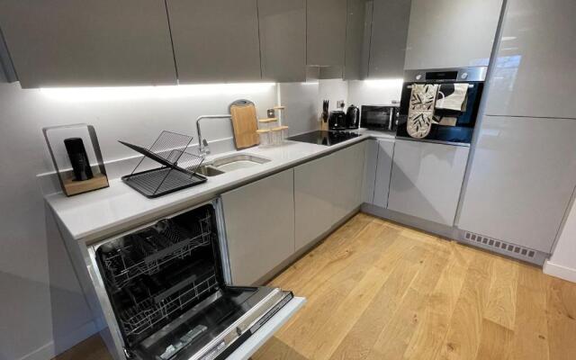 Stunning 2-bed Apartment in Bristol With Parking