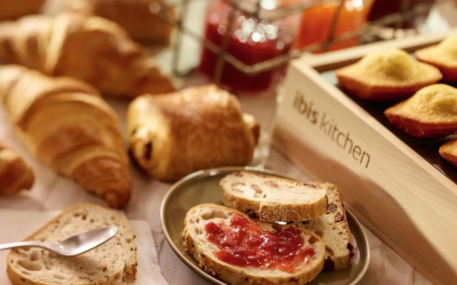 Отель Mermoz Paris Le Bourget