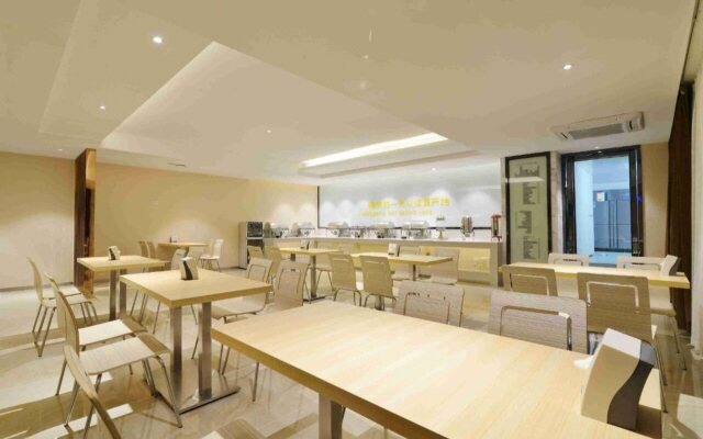 Queen Design Hotel (Qiandeng Lake Resort Guicheng Subway Station Branch)
