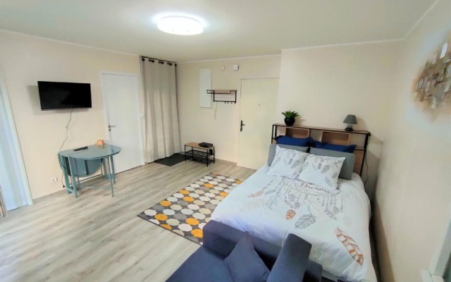 Lovely flat nearby Paris fully redone with free parking on premises and balcony
