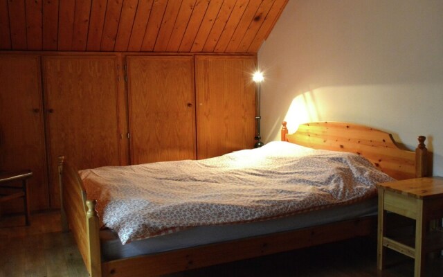 Quaint Chalet in Hannut with a Pond