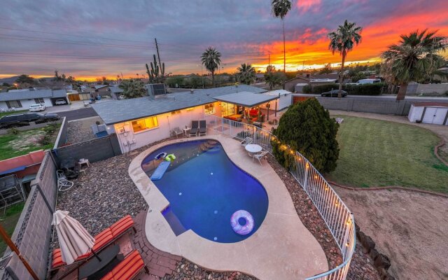 Sleek Phoenix Getaway w/ Outdoor Pool!