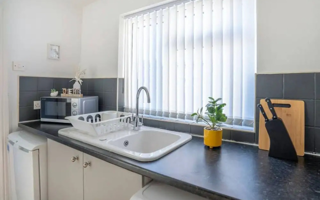 Spacious 3 Bed Flat-free Parking
