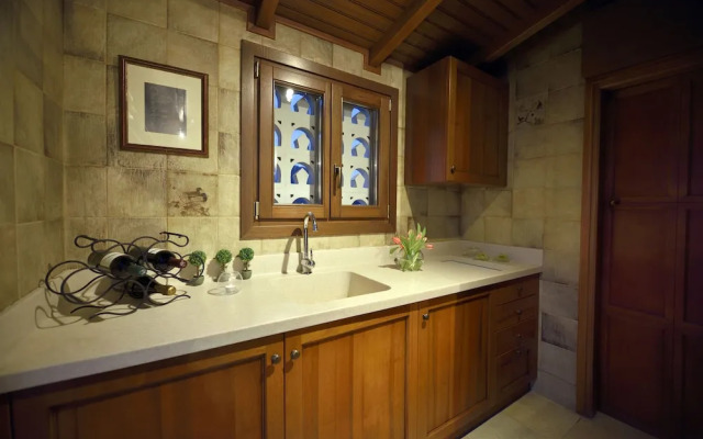 KARYATIS LUXURY MAISONETTE by K&K