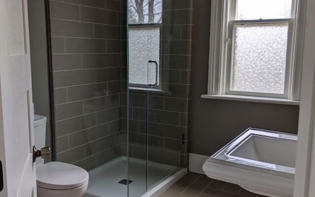 Stratford Suites - 66 Daly Ave