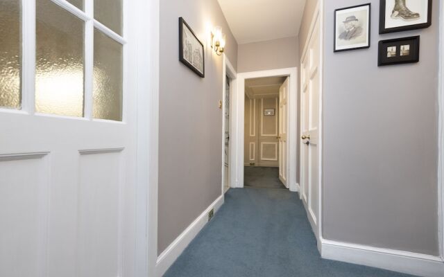 JOIVY Eclectic & Design Led 3Br Apt Near Edinburgh Castle
