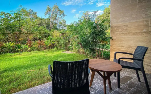 Bright and Sunny 2 BR Condo With Private Garden Jacuzzi
