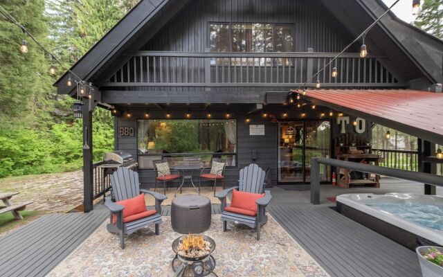 Thyme Out 2 Bedroom Home by NW Comfy Cabins by RedAwning