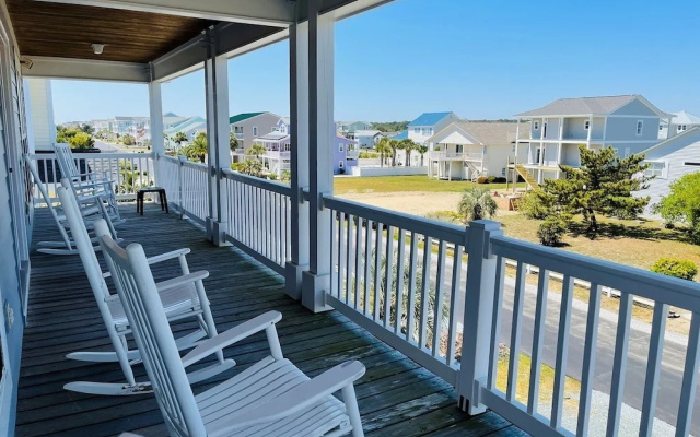 Holden' A Full House 4 Bedroom Home by RedAwning
