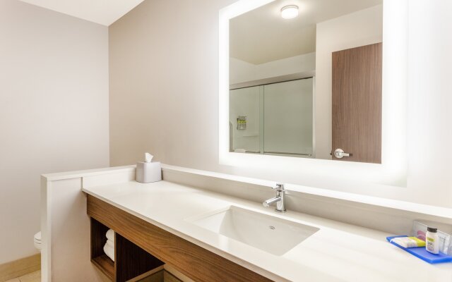 Holiday Inn Express & Suites Springfield North by IHG