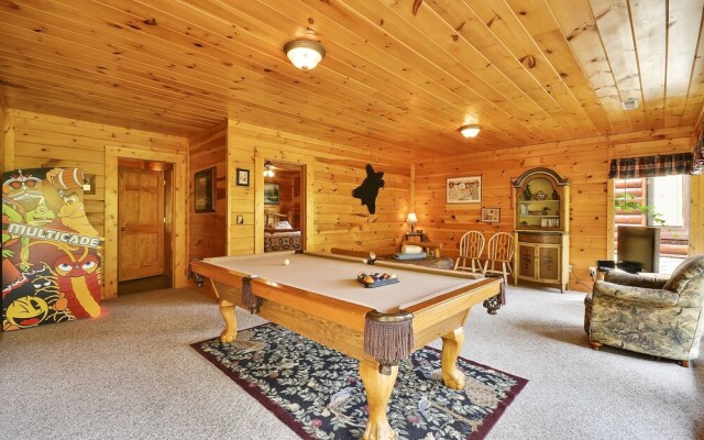 Spacious Cubby Bear Cabin with Private Hot Tub by Redawning