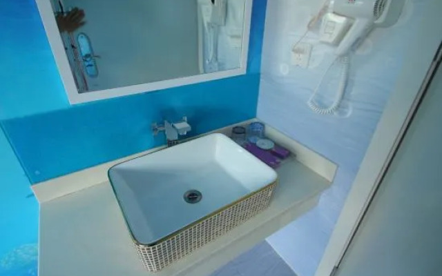 Light Stay·Noli Theme Hotel (Shanghai Fengxian Nanqiao Branch)