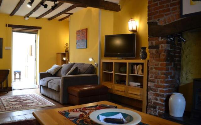 Spacious ground floor apartment. No 1A The Stables