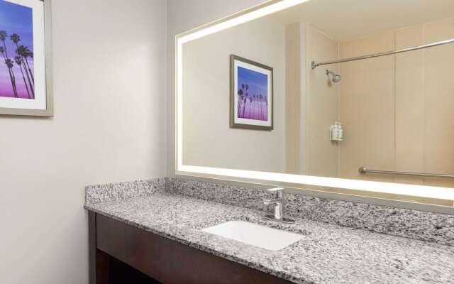 La Quinta Inn & Suites by Wyndham Santa Clarita - Valencia
