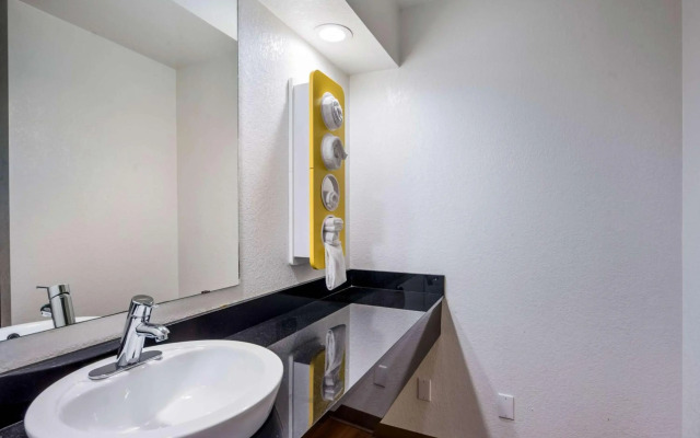 Motel 6 Dallas - Irving DFW Airport East