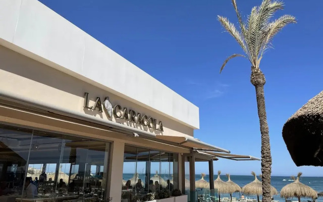 Luxurious Three Bedroom Duplex Apt Close to Beach