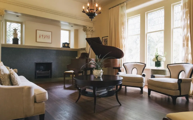 Stonehurst Place Bed & Breakfast