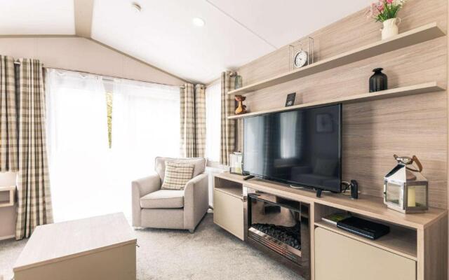 Yew Tree Lodge with Hot Tub