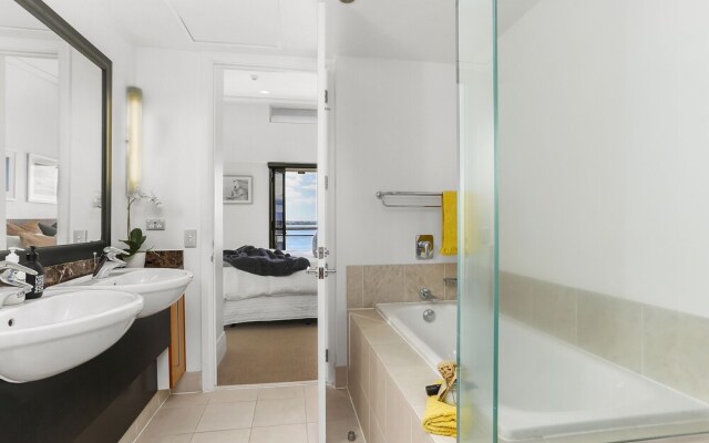 Bright Modern One Bed Marina Penthouse - by Urban Butler