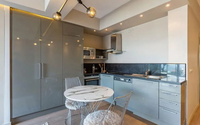 Central Apartment With Bosphorus View in Cihangir